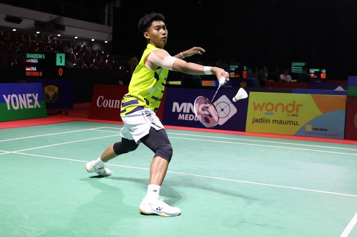 Tunggal putra Indonesia, Bismo Raya Oktora saat berlaga di babak pertama Indonesia International Challenge 2024 di Jatim Expo, Surabaya, Rabu (23/10/2024).