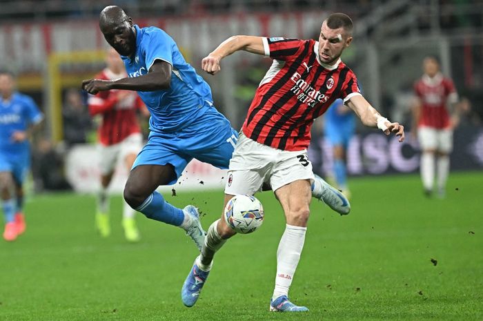 Penyerang Napoli, Romelu Lukaku, berduel dengan bek AC Milan, Strahinja Pavlovic, pada giornata 10 Liga Italia 2024-2025 di Stadion San Siro, Selasa (29/10/2024).