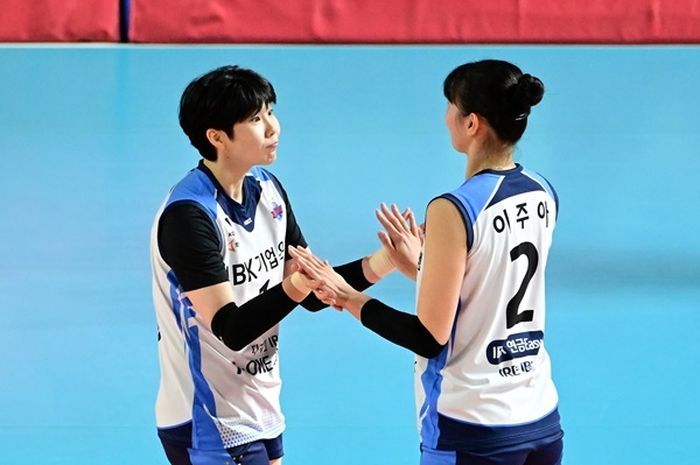 Dua pemain Hwaseong IBK Altos, Lee So-young dan Lee Ju-ah saat laga melawan Daejeon JungKwanJang Red Sparks pada Liga Voli Korea, Rabu, 30 Oktober 2024