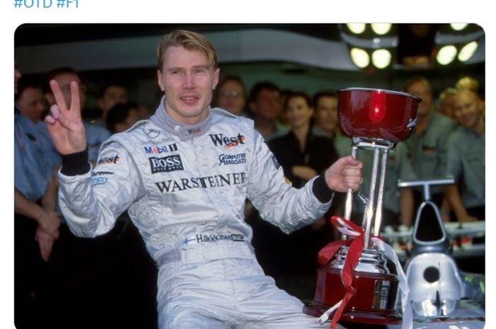 Mika Hakkinen merebut gelar juara dunia Formula 1 pertamanya setelah memenangi GP Jepang pada 1 November 1998 di Sirkuit Suzuka.