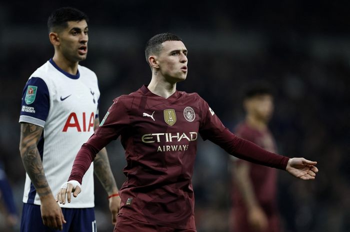 Phil Foden (kanan) dan Cuti Romero berduel dalam pertandingan Tottenham Hotspur vs Man City pada babak 16 besar Piala Liga Inggris di London (30/10/2024).