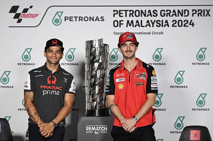 Jorge Martin (kiri) dan Francesco Bagnaia dalam konferensi pers menjelang MotoGP Malaysia 2024 di Sirkuit Sepang, Kamis (31/10/2024).