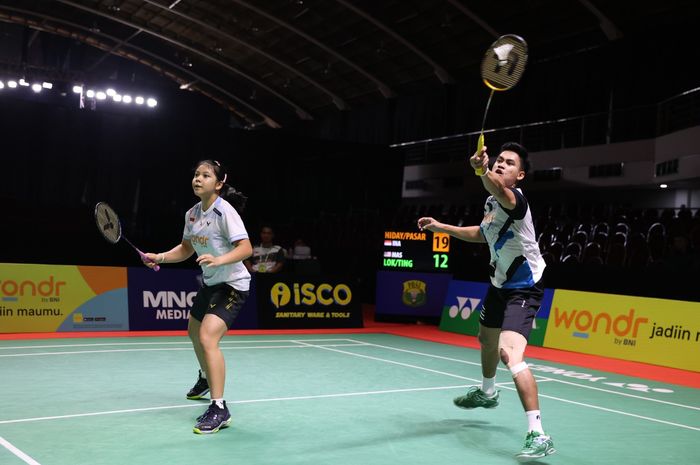 Pasangan ganda campuran Indonesia, Jafar Hidayatullah/Felisha Alberta Nathaniel Pasaribu saat berlaga di babak 16 besar Indonesia Masters II 2024 di Jatim Expo, Surabaya, Kamis (31/10/2024)