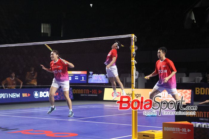 Hendra Setiawan, Lee Yong-dae, dan Tse Ying Suet (Rockets) saat memainkan partai 3 on 3 pada BDMNTN-XL menghadapi Hurricane di Istora Senayan, Jakarta, Kamis (31/10/2024).