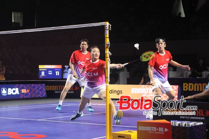 Hendra Setiawan, Lee Yong-dae, dan Tse Ying Suet (Rockets) saat memainkan partai 3 on 3 pada BDMNTN-XL menghadapi Hurricane di Istora Senayan, Jakarta, Kamis (31/10/2024).