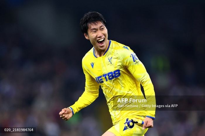 Gelandang Crystal Palace, Daichi Kamada, melakukan selebrasi usai mencetak gol ke gawang Aston Villa di Piala Liga Inggris.