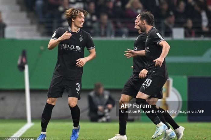 Bek Borussia Moenchengladbach, Ko Itakura, melakukan selebrasi usai mencetak gol ke gawang Eintracht Frankfurt di Piala Liga Jerman.