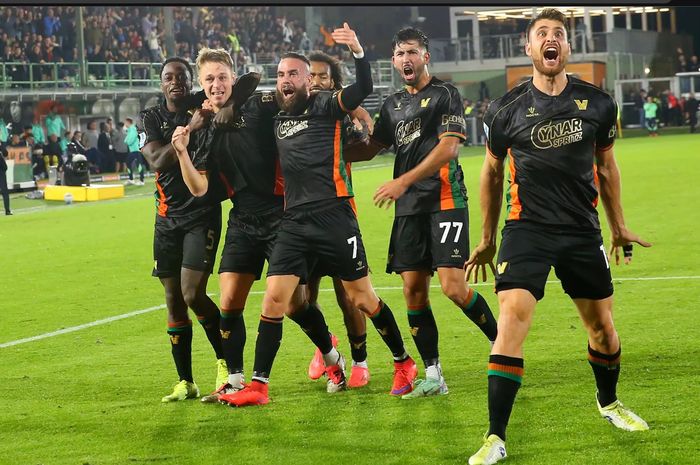 Venezia akhirnya meraih kemenangan lagi di Liga Italia 2024-2025 meski bermain tanpa Jay Idzes, sementara Juventus masih menjadi tim paling suci.