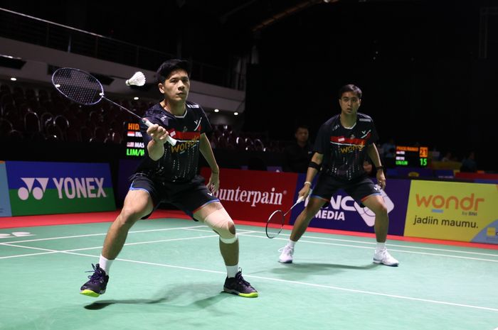 Aksi ganda putra, Yeremia Erich Yoche Yacob Rambitan dan Rahmat Hidayat, saat tampil pada babak 32 besar Indonesia Masters II 2024 di Jatim Expo, Surabaya, Jawa Timur, Rabu (30/10/2024).