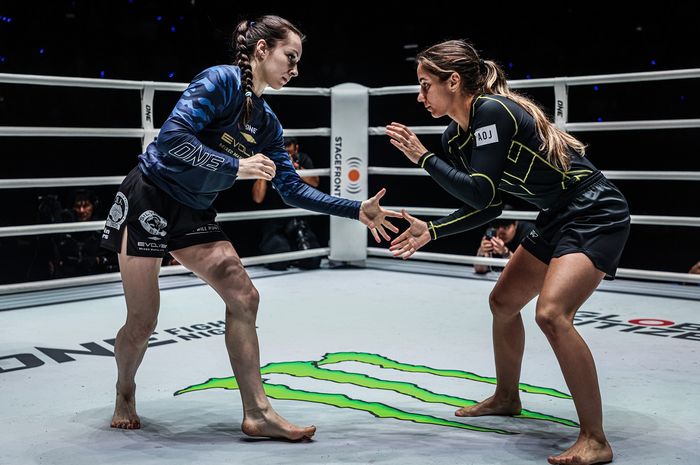 Mayssa Bastos (kanan) dan Danielle Kelly dalam pertemuan pertama mereka di ONE Fight Night 24, 2 Agustus 2024 di Bangkok.