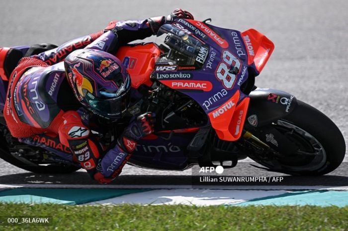 Pembalap Prima Pramac, Jorge Martin, saat beraksi pada Practice MotoGP Malaysia 2024 di Sirkuit Sepang, Malaysia, Jumat (1/11/2024).