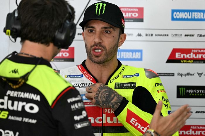 Pembalap Pertamina Enduro VR46 Racing, Andrea Iannone, berbicara dengan kru menjelang latihan bebas pertama MotoGP Malaysia di Sirkuit Internasional Sepang, Sepang, 1 November 2024.