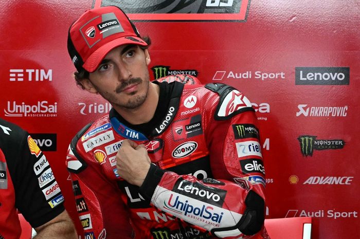 Pembalap Ducati, Francesco Bagnaia, di garasi di sela FP1 MotoGP Malaysia 2024 di Sirkuit Sepang, Jumat (1/11/2024).