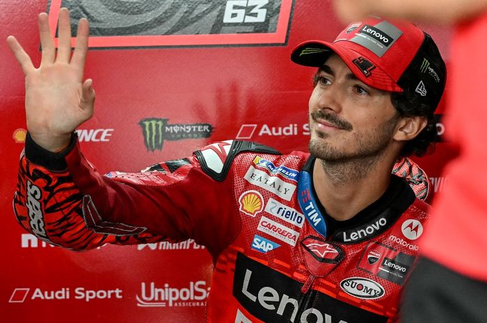 Pembalap Ducati, Francesco Bagnaia, melambaikan tangan di garasi saat sesi FP MotoGP Malaysia 2024 di Sirkuit Sepang, Jumat (1/11/2024).