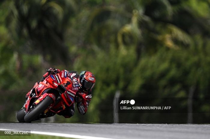 Aksi pembalap Ducati Lenovo, Francesco Bagnaia pada practice MotoGP Malaysia 2024 di Sirkuit Sepang, Malaysia, Jumat (1/11/2024)