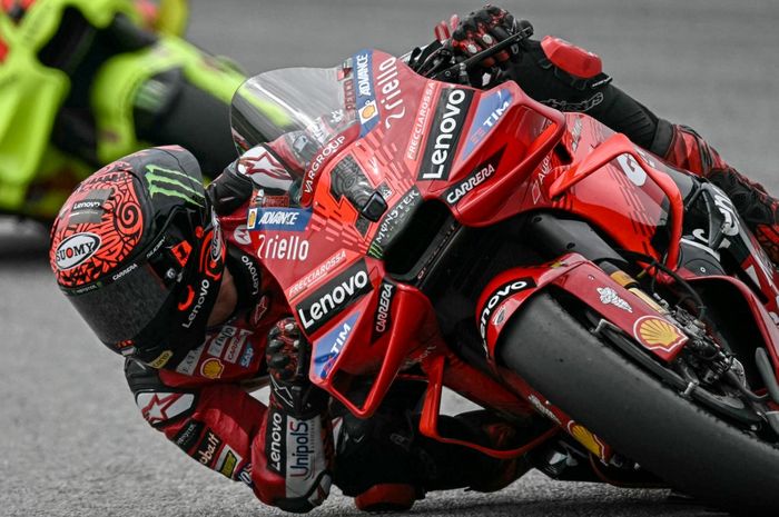 Pembalap Ducati Lenovo, Francesco Bagnaia, mengendarai motornya pada latihan bebas pertama MotoGP Malaysia di Sirkuit Internasional Sepang, Sepang, 1 November 2024.