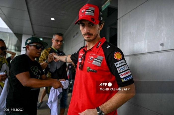 Pembalap Ducati Lenovo, Francesco Bagnaia, masih menyempatkan meladeni permintaan tanda tangan meski bermuka masam setelah crash pada sprint MotoGP Malaysia 2024 di Sirkuit Sepang, Malaysia, Sabtu (2/11/2024).