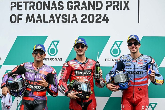 Dari kiri ke kanan, Jorge Martin (Pramac), Francesco Bagnaia (Ducati), dan Alex Marquez (Gresini) setelah kualifikasi MotoGP Malaysia 2024 di Sirkuit Sepang, Sabtu (2/11/2024).