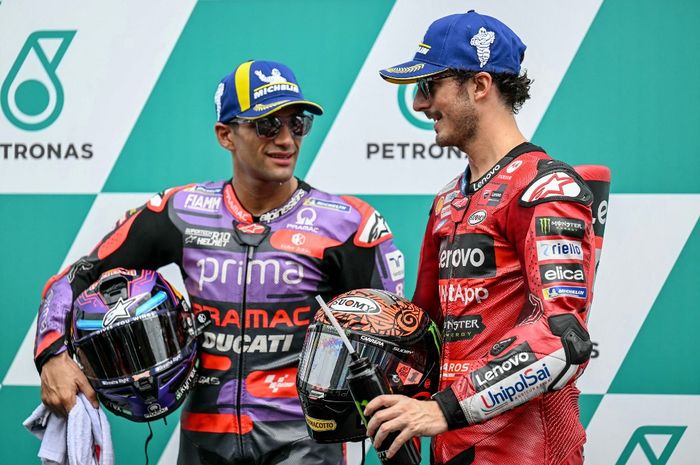 Pembalap Ducati Lenovo, Francesco Bagnaia (kanan), berbincang dengan Jorge Martin dari Prima Pramac Racing setelah sesi kualifikasi MotoGP Malaysia di Sirkuit Internasional Sepang, Sepang, 2 November 2024. 