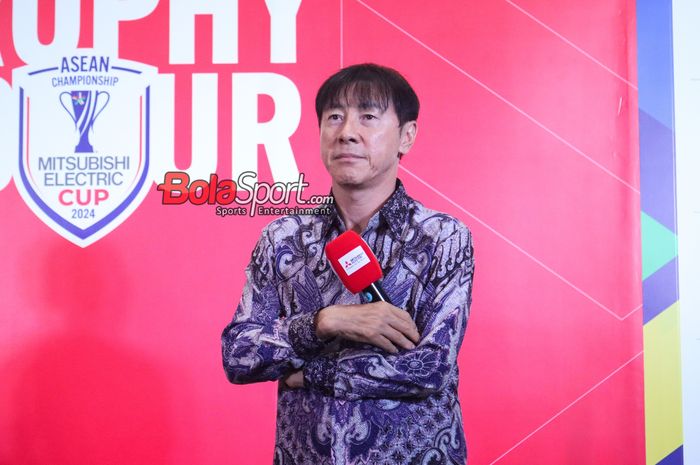 Pelatih timnas Indonesia, Shin Tae-yong, saat memberikan sambutan di FX Sudirman,  Senayan, Jakarta, Sabtu (2/11/2024).