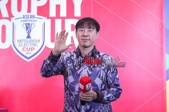 Pelatih timnas Indonesia, Shin Tae-yong, saat memberikan sambutan di FX Sudirman,  Senayan, Jakarta, Sabtu (2/11/2024).