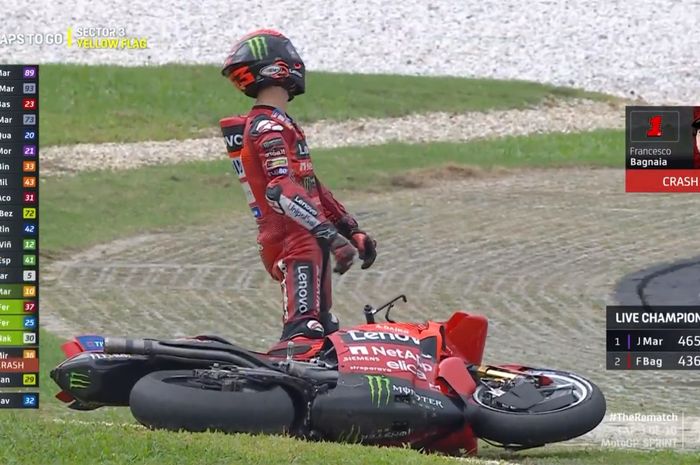 Pembalap Ducati Lenovo, Francesco Bagnaia, terlihat lesu setelah terjatuh dalam sprint MotoGP Malaysia di Sirkuit Sepang, Selangor, Malaysia, 2 November 2024. 