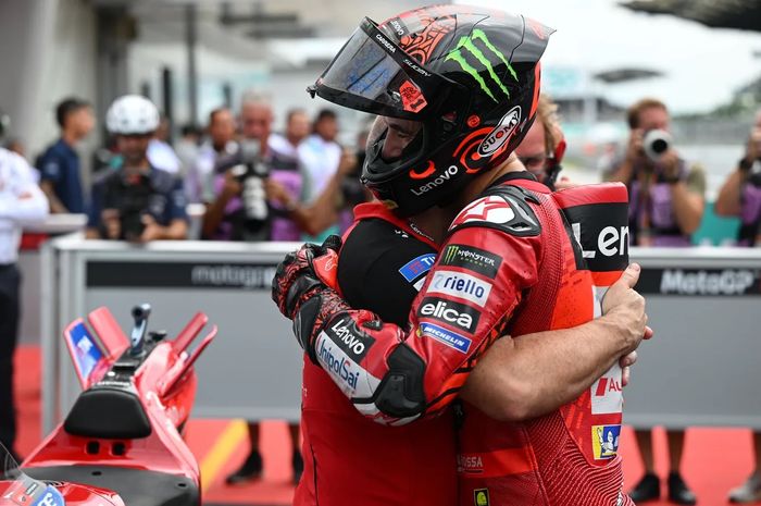 Pembalap Ducati Lenovo, Francesco Bagnaia, merayakan keberhasilan usai meraih pole position pada kualifikasi MotoGP Malaysia 2024 di Sirkuit Sepang, Malaysia, Sabtu, 2 November 2024