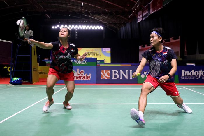 Aksi ganda putri Indonesia, Lanny Tria Mayasari/Siti Fadia Silva Ramadhani pada semifinal Indonesia Masters II 2024 di Jatim Expo, Surabaya, Sabtu (2/11/2024).