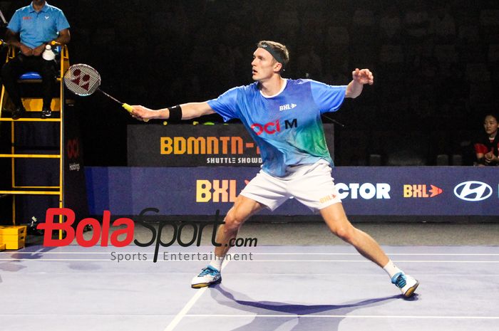 Viktor Axelsen saat bertanding di ajang Badminton-XL Istora Senayan, Jakarta, Sabtu (2/11/2024) sore.