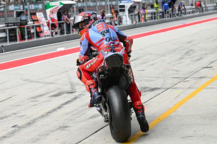 Pembalap Gresini Racing, Marc Marquez, tengah keluar dari paddock untuk menjalani babak kualifikasi 2 MotoGP Malaysia 2024 di Sirkuit Sepang, Sabtu (2/11/2024)