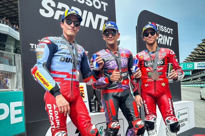 (Ki-ka) Marc Marquez, Jorge Martin, dan Enea Bastanini berpose di atas podium setelah sprint MotoGP Malaysia di Sirkuit Sepang, Selangor, Malaysia, 2 November 2024.