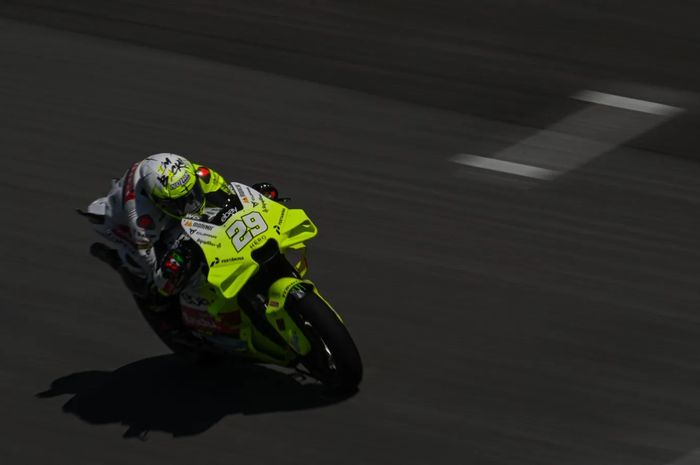 Aksi pembalap Pertamina Enduro VR46, Andrea Iannone, pada sesi practice MotoGP Malaysia 2024 di Sirkuit Sepang, Malaysia, 1 November 2024.