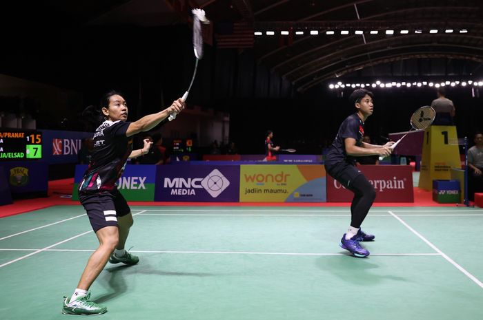 Pasangan ganda campuran Indonesia, Marwan Faza/Aisyah Salsabila Putri Pranata, pada semifinal Indonesia Masters II 2024 di Jatim Expo Surabaya, Sabtu (2/11/2024).