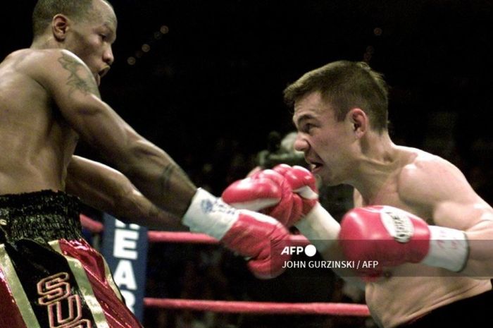 Duel Kostya Tszyu (kanan) melawan Zab Judah dalam perebutan sabuk juara dunia tinju kelas welter junior WBA (Super), WBC, dan IBF pada 3 November 2001 di Las Vegas. 
