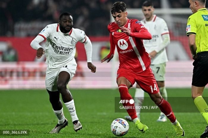 Gelandang AC Milan, Youssouf Fofana (kiri), berduel dengan pemain Monza, Daniel Maldini, dalam laga Italia di U-Power Stadium, Monza, Sabtu (1/11/2024).