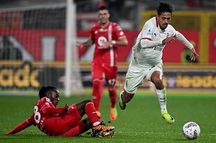 Gelandang AC Milan, Tijjani Reijnders (kanan) berusaha melewati hadangan dari pemain Monza, Warren Bondo dalam laga di Stadion U-Power, Minggu (3/11/2024) dini hari WIB.