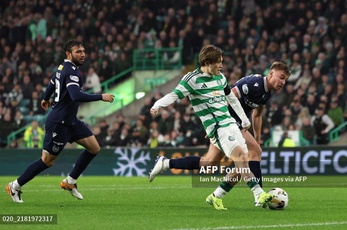 Bomber Celtic, Kyogo Furuhashi, melepaskan tembakan ke gawang Dundee FC di pertandingan Liga Skotlandia.