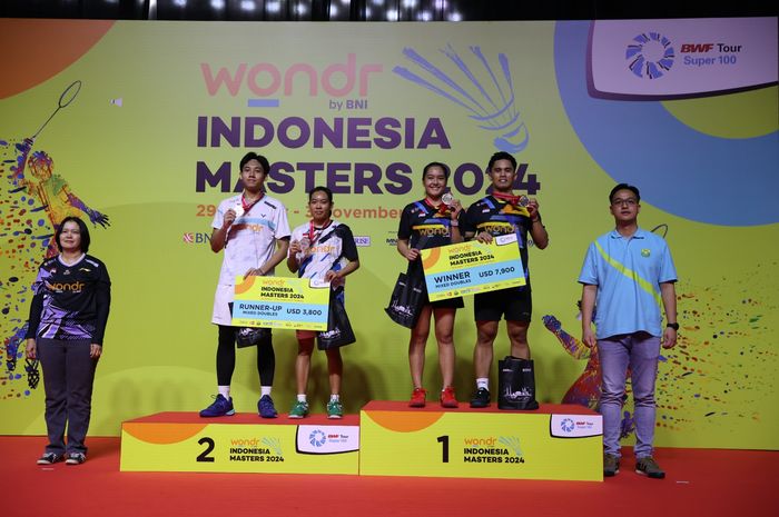 Dua ganda campuran Indonesia, Marwan Faza/Aisyah Salsabila Putri Pranata dan Amri Syahnawi/Nita Violina Marwah saat berdiri di podium Indonesia Masters II 2024 di Jatim Expo, Surabaya, Minggu (3/11/2024).