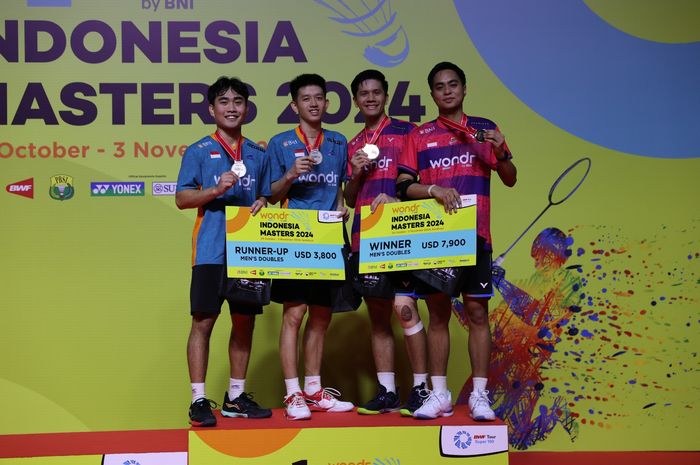 Ganda putra Indonesia, Patra Harapan Rindorindo/Raymond Indra dan Yeremia Erich Yoche Yacob Rambitan/Rahmat Hidayat saat berdiri di podium Indonesia Masters II 2024 di Jatim Expo, Surabaya, Minggu (3/11/2024).