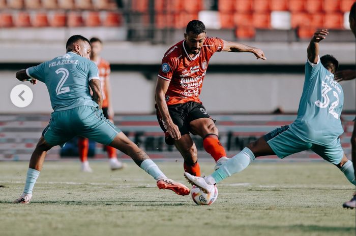 Suasana Pertandingan PSBS Biak Vs Bali United dalam laga pekan ke-10 Liga 1 2024/2025 yang bergulir di Stadion Kapten I Wayan Dipta, Gianyar, Bali, Minggu (3/11/2024).