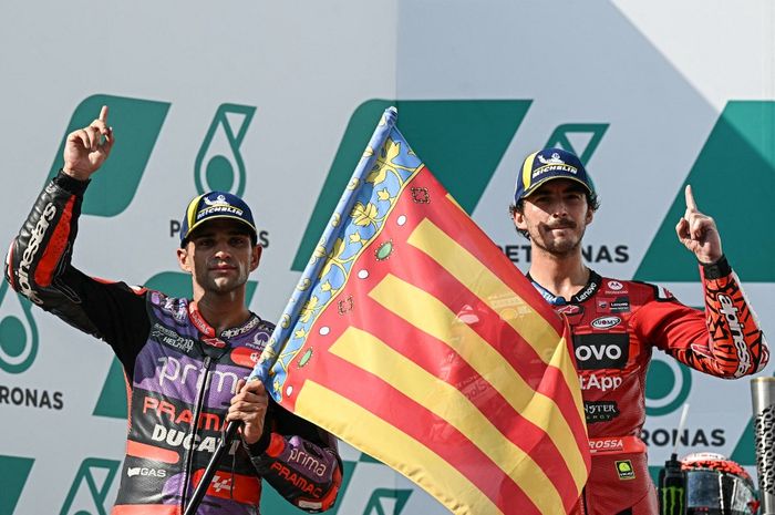 Pembalap Prima Pramac, Jorge Martin (kiri) dan pembalap Ducati Lenovo, Francesco Bagnaia, merayakan hasil di podium setelah balapan MotoGP Malaysia di Sirkuit Internasional Sepang, Sepang, 3 November 2024.