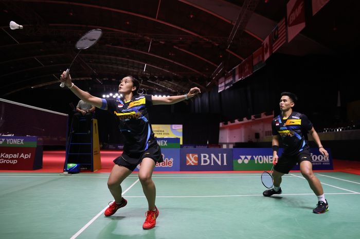 Ganda campuran Indonesia, Amri Syahnawi/Nita Violina, saat tampil pada final Indonesia Masters II 2024 di Jatim Expo, Surabaya, Jawa Timur, 3 November 2024.