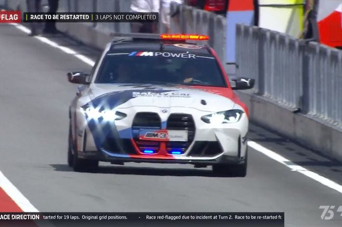 Safety car melaju di pit lane saat balapan MotoGP Malaysia dihentikan karena insiden di tikungan 2 Sirkuit Sepang, Malaysia, pada 3 November 2024.