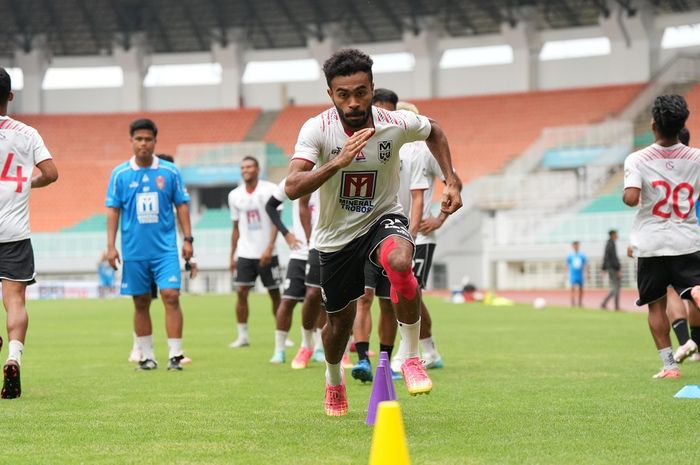 Para pemain Malut United FC dalam latihan resmi menjelang laga Liga 1 melawan Persita Tangerang, Minggu (3/11/2024) di Stadion Pakansari.