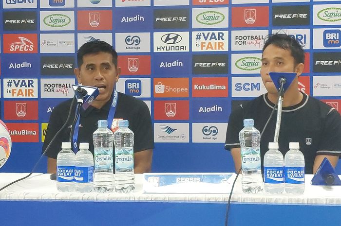 Pelatih Persis Solo, Muhammad Hanafing dan pemain Rian Miziar saat memberikan keterangan kepada media pasca laga melawan PSS Sleman, Minggu (3/11/2024).