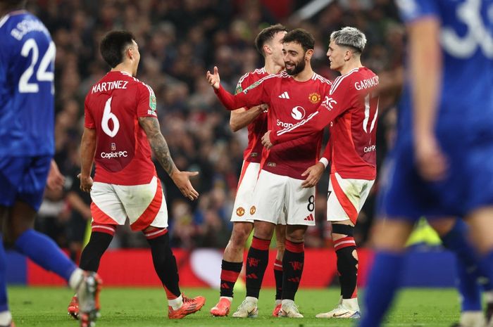 Para pemain Man United merayakan gol Bruno Fernandes saat hadapi Leicester City pada duel Piala Liga Inggris di Old Trafford (30/10/2024).