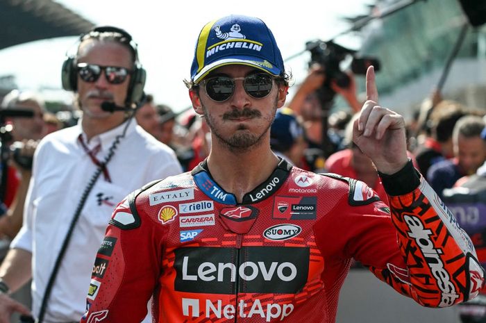 Pembalap Ducati, Francesco Bagnaia, berpose seusai merayakan kemenangan pada balapan MotoGP Malaysia 2024 di Sirkuit Sepang, Minggu (3/11/2024).