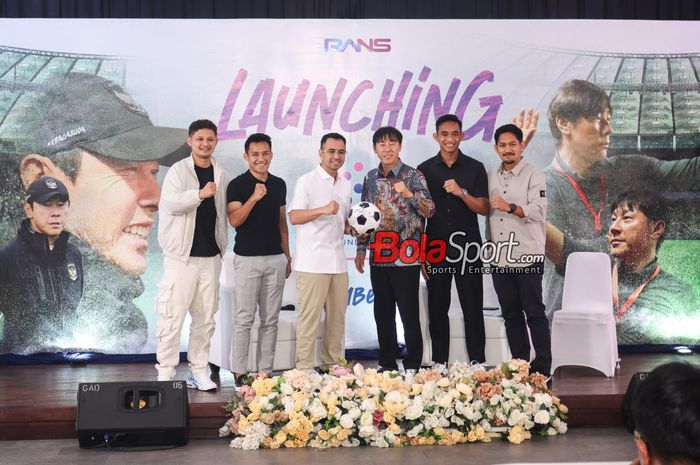 (Dari kiri ke kanan) Syamsir Alam, Witan Sulaeman, Raffi Ahmad, Shin Tae-yong, Rizky Ridho,  dan Ibnu Jamil dalam peluncuran STY Foundation di RANS Office, BSD City, Tangerang Selatan, Senin (4/11/2024).