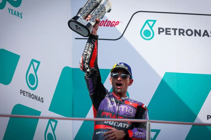 Pembalap Prima Pramac, Jorge Martin merayakan hasil di podium setelah balapan MotoGP Malaysia di Sirkuit Internasional Sepang, Sepang, 3 November 2024.