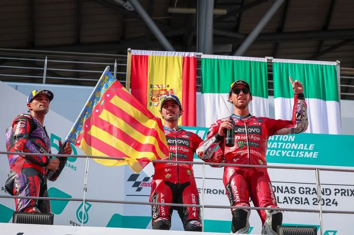 (ki-ka) Jorge Martin, Francesco Bagnaia, dan Enea Bastianini berdiri di podium MotoGP Malaysia 2024